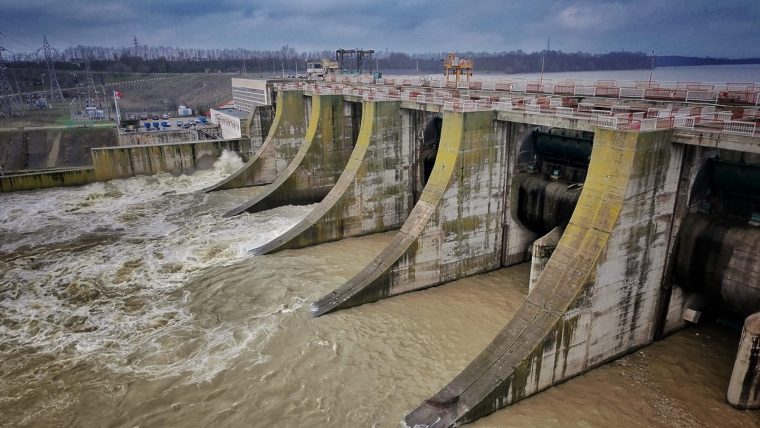 Pentru evitarea unor inundații în Pitești a fost închisă acumularea nepermanentă Mărăcineni