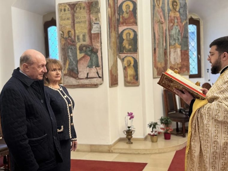 Sărbătoare în familia lui Traian Băsescu. Fostul președinte al României și soția sa aniversează 50 de ani de căsnicie