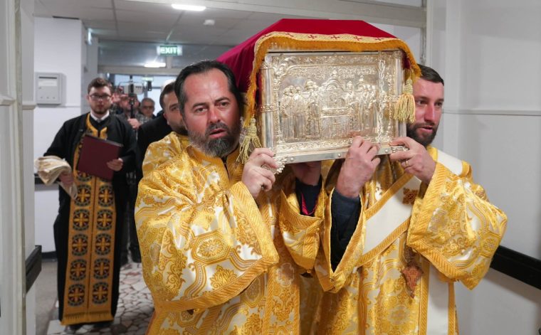 Moaștele Sfintei Filofteia, purtate la Spitalul Municipal Curtea de Argeș