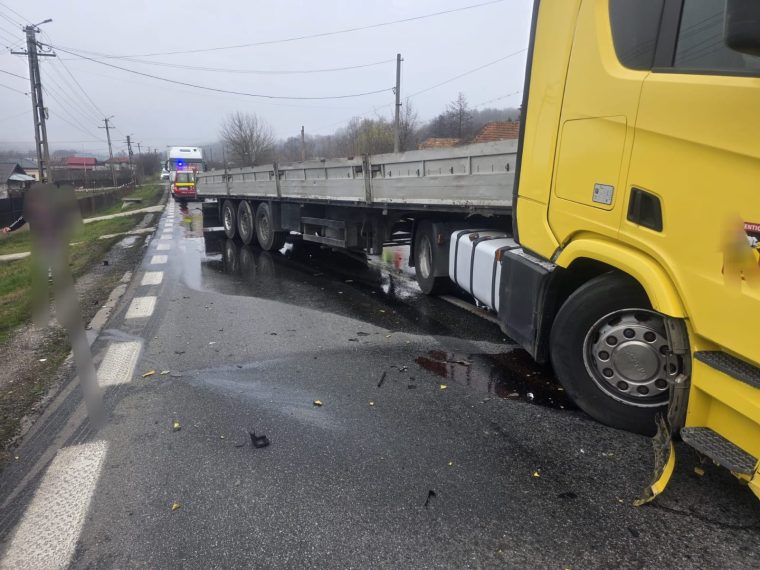 Accident la Drăganu, în Argeș. Persoană extrasă din mașină de pompieri