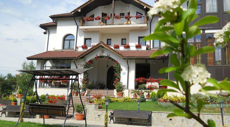 NU RATAȚI! Ofertele de Crăciun la Pensiunea Casa Domnească & Hotel Valea cu Pești