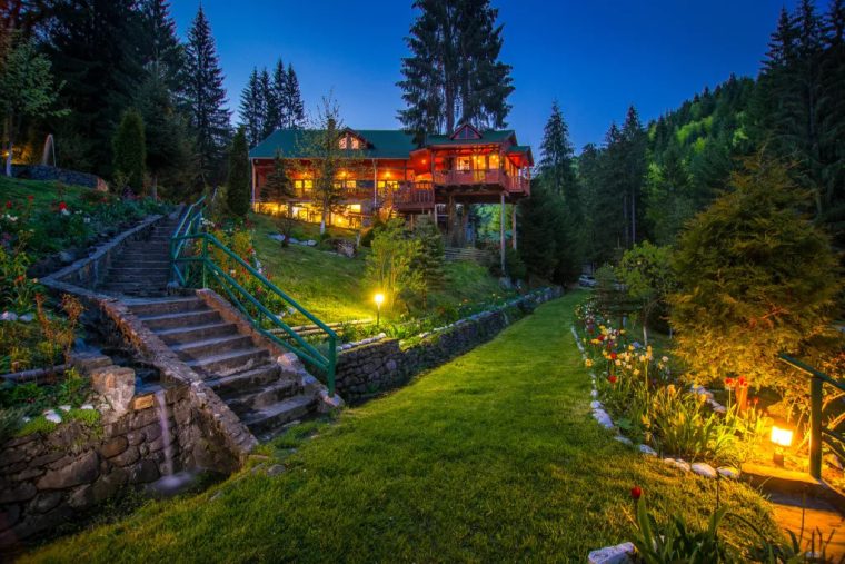 Fost pavilion de vânătoare al lui Nicolae Ceaușescu, scos la vânzare pentru aproape un milion de euro