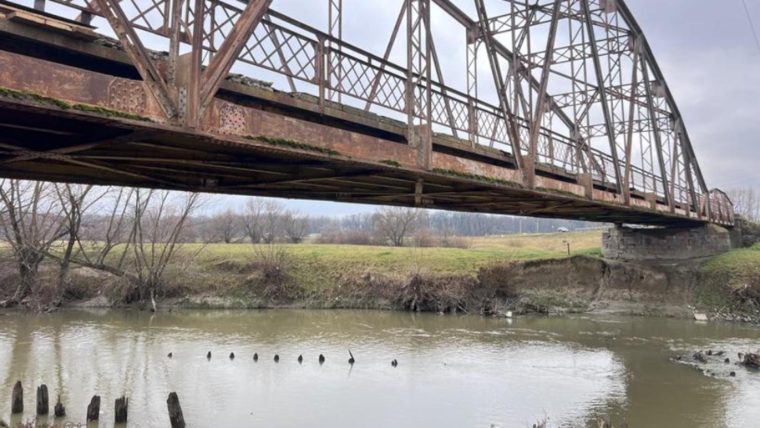 Atenție, șoferi! Pod vechi de peste 100 de ani peste Olt, în pericol de prăbușire