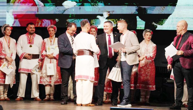 Aniversare emoţionantă la Mioveni. Spectacolul „Plai de Dor – 20 de ani”