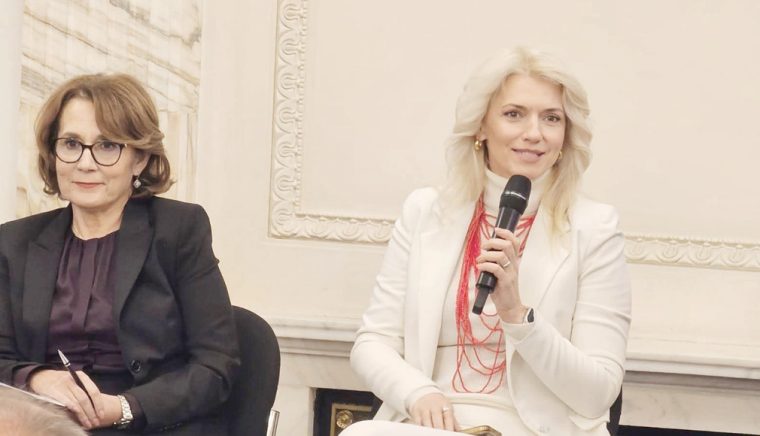 Alina Gorghiu: „În Parlament, în Guvern, în conducerea instituţiilor, femeile sunt încă o minoritate”