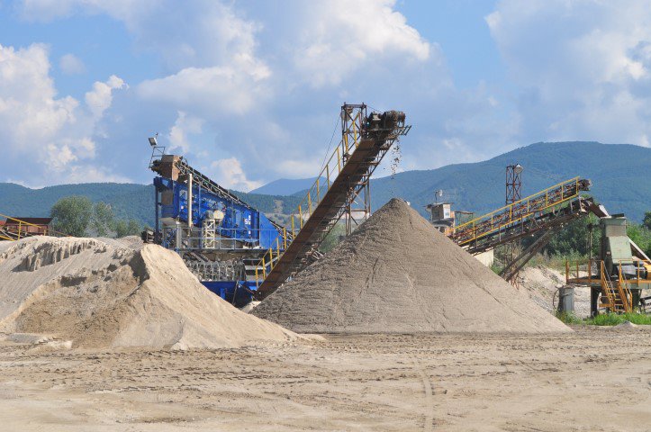 Argeș. Exploatare ilegală de agregate minerale din albia râului. Dosar finalizat, prejudiciu achitat