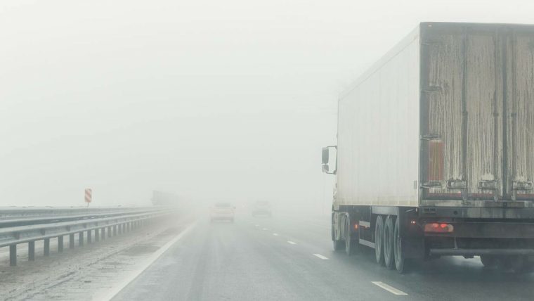 Cod galben de ceață în mai multe județe. Avertizare de trafic pe mai multe autostrăzi