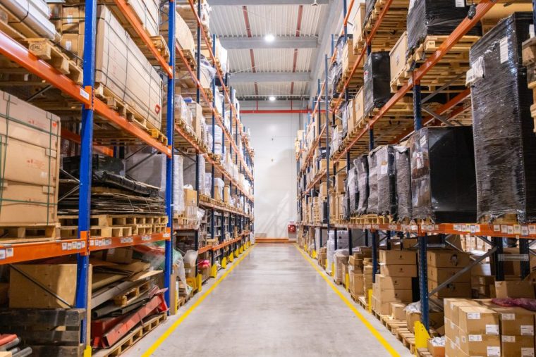 Inteligența artificială schimbă radical logistica: investiții masive în depozite inteligente