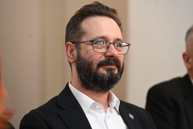 Senatorul Mihai Coteț, în mijlocul seniorilor liberali la Curtea de Argeș