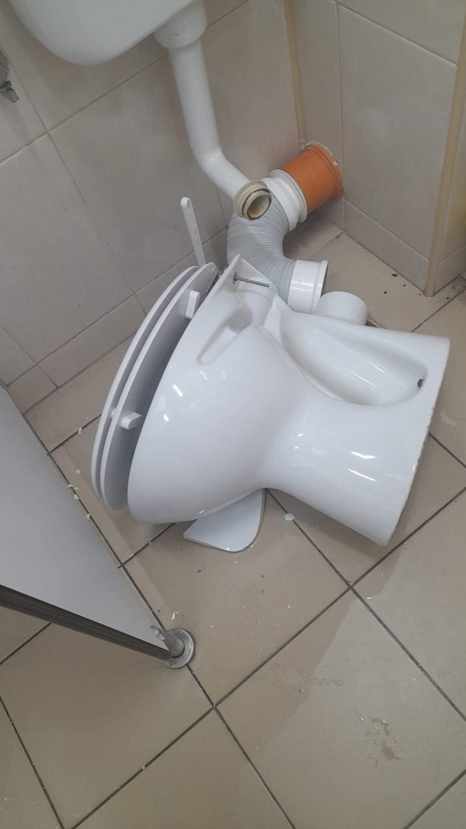 Elevii au vandalizat toaleta Filarmonicii Pitești