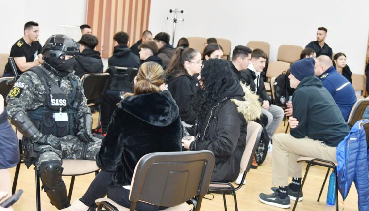 Campania „Fără bullying în şcolile argeşene”. Deţinuţii şi specialiştii Penitenciarului Mioveni vorbesc unu la unu cu elevii în cadrul proiectului „Biblioteca Vie”