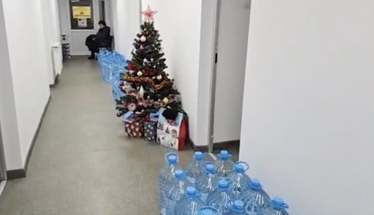 Direcţia de Asistenţă Socială Curtea de Argeş distribuie apă potabilă