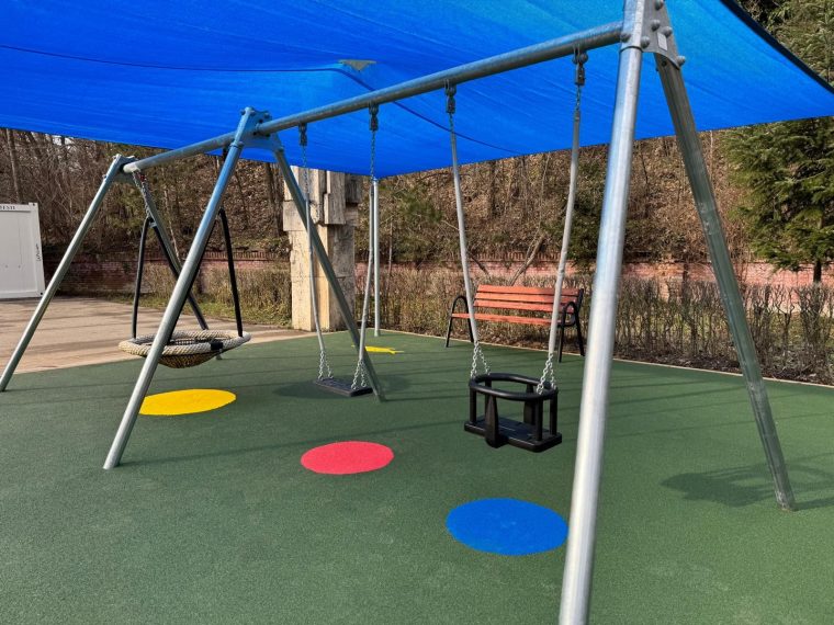 Un nou loc de joacă la Pitești, la „Grotă”, dat în folosință