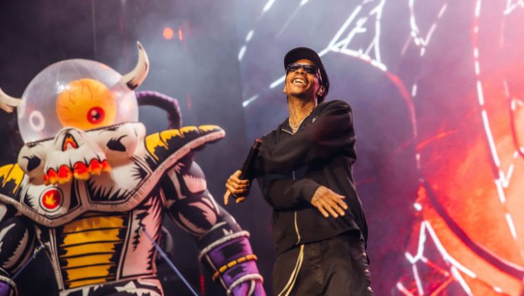 Rapperul Wiz Khalifa a fost condamnat în România, după ce a fumat o țigară de cannabis pe scena festivalului „Beach, Please!”