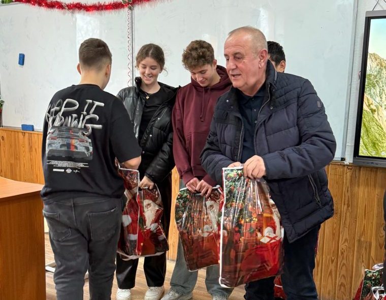 Moș Crăciun a venit și la copiii din Ștefănești