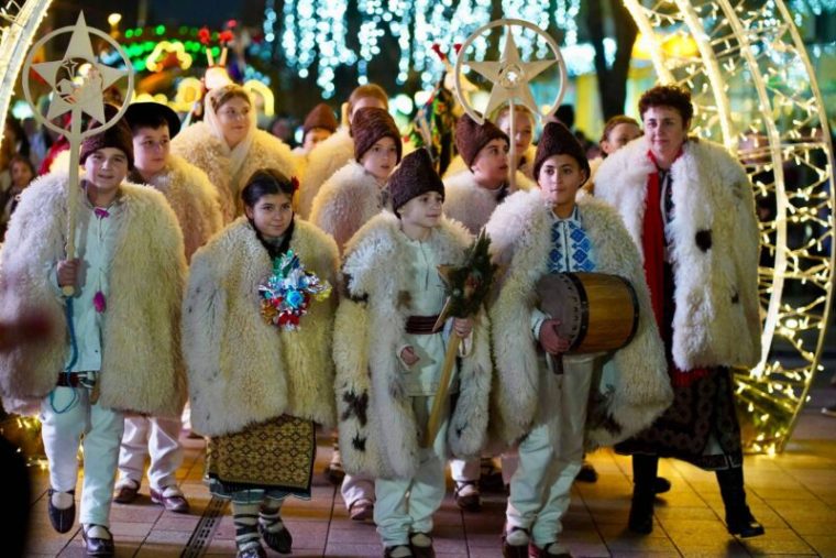 Sâmbătă seara, la Pitești – Festival de datini și obiceiuri. Parada colindătorilor