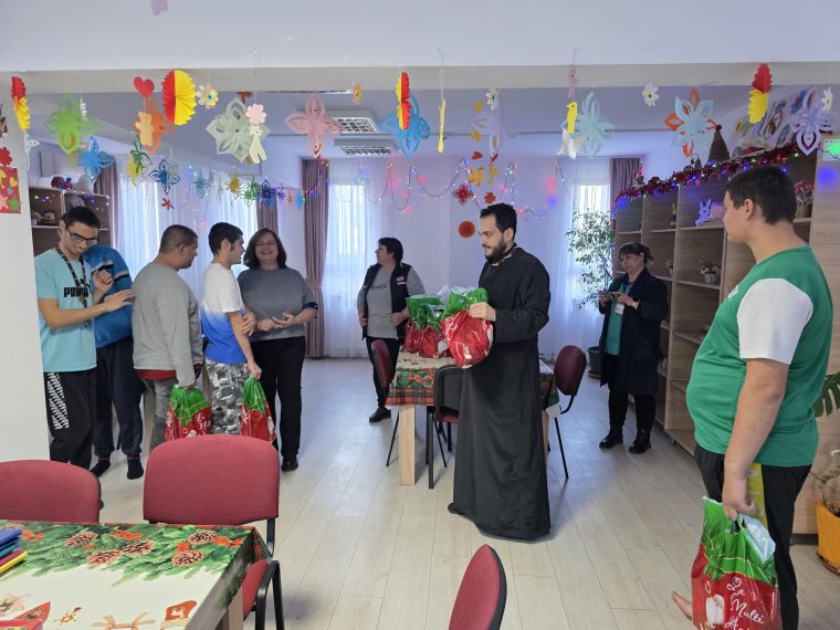 Preoții Paraclisului universitar din Pitești cu daruri la copiii și tinerii cu nevoi speciale de la Costești