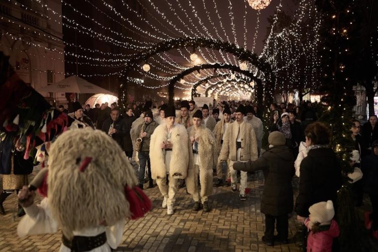 Colindători la paradă în centrul Piteștiului. Spectacol în Piața Primăriei