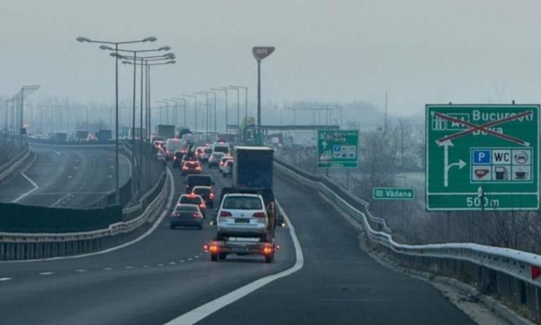 Coloană de mașini pe o lungime de 11 km la intrarea în țară, la Vama Nădlac. Ce rute ocolitoare sunt recomandate
