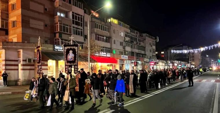 Tradiția se păstrează la Mioveni. Sute de colindători, în centrul orașului