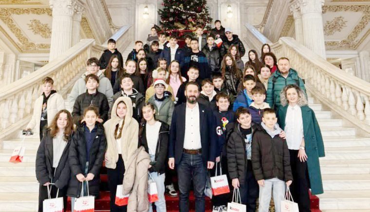 Senatorul Mihai Coteţ, vizitat de elevi de la Şcoala „Mihai Eminescu” Piteşti