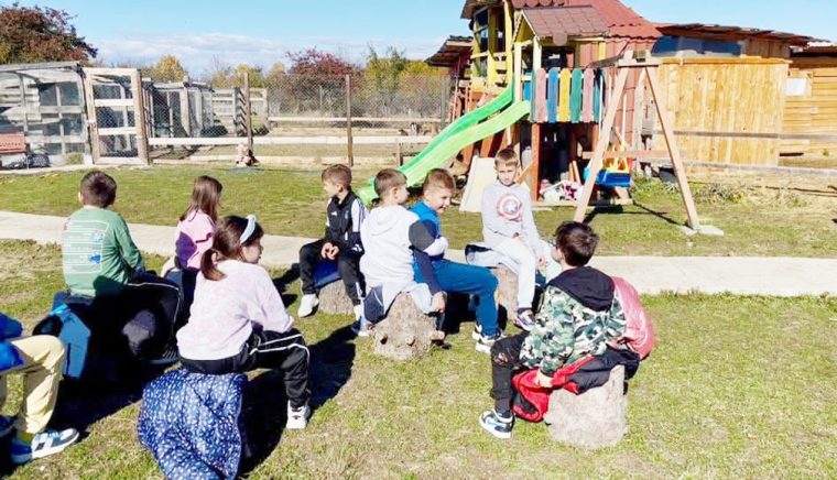 Cum a transformat părintele Mateescu un loc trist în unul al bucuriei. Orăşel al copiilor şi mini-grădină zoologică la biserica din Cocu Deal