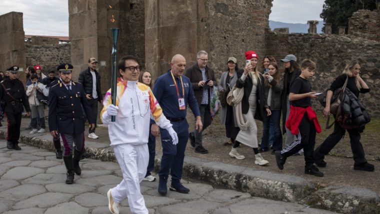JO Iarnă 2026: Jackie Chan a purtat torţa olimpică prin oraşul antic Pompei
