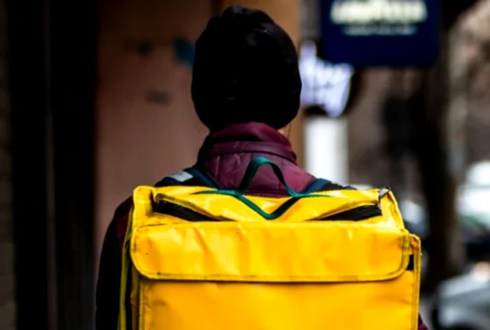 Deghizat în livrator, a intrat într-o locuință din Cluj și a dispărut cu un seif cu 40.000 de euro