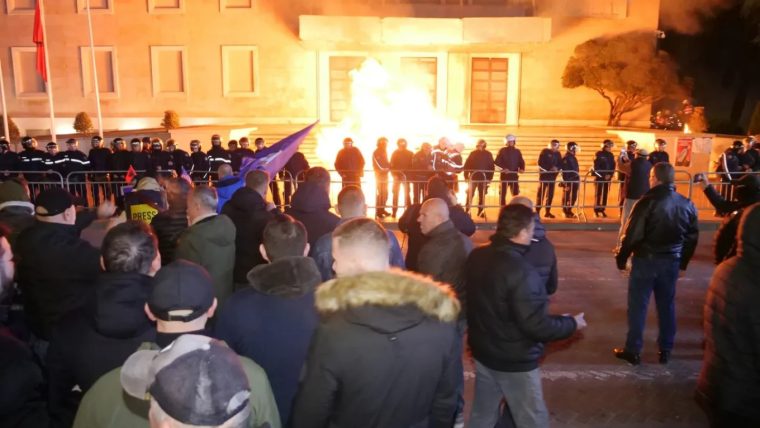 Violențe la Tirana după inculparea vicepremierului într-un dosar de corupție: sediul Guvernului, ținta protestelor