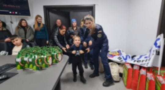 Argeș. Surpriză de Crăciun pentru 20 de elevi silitori