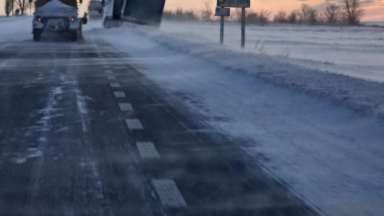 Circulație în condiții de iarnă pe multe șosele din România