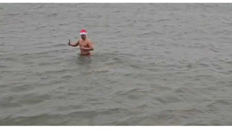 Un constănțean a serbat Crăciunul cu o baie în Marea Neagră