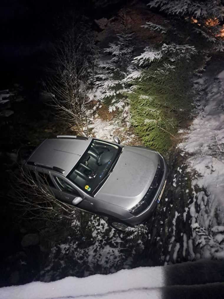 Au căzut cu mașina în râpă. Salvamontiștii de la Voina au intervenit