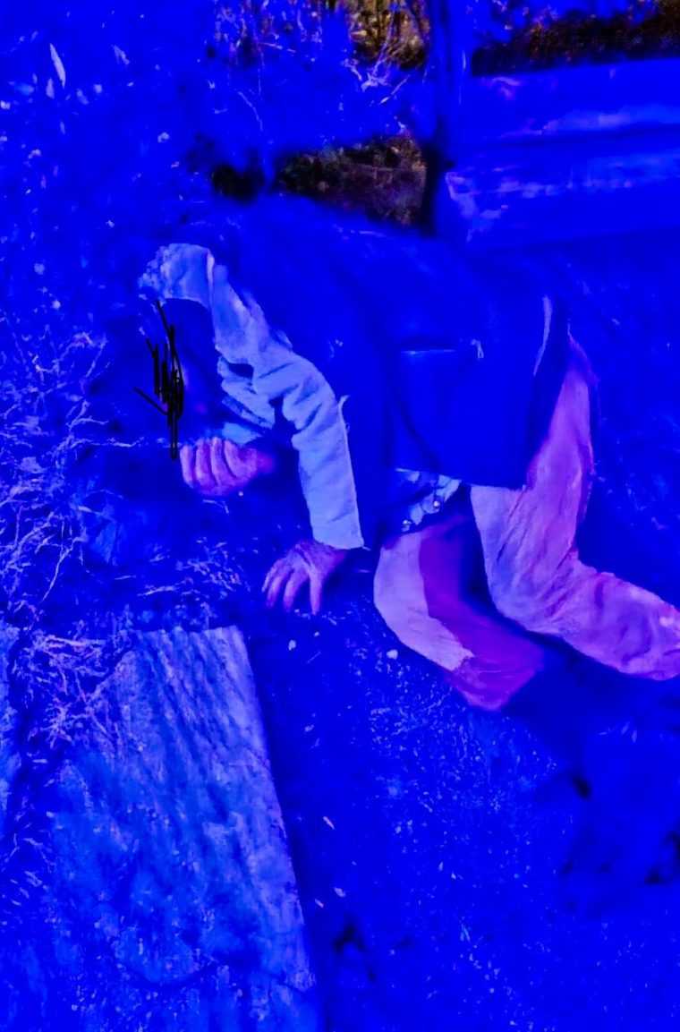 Polițiștii l-au găsit căzut pe stradă, în Pitești. Salvat în noaptea de Crăciun