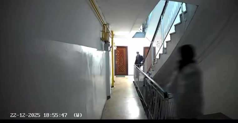 Ușile unui bloc distruse de colindătorii supărați că nu li s-a deschis