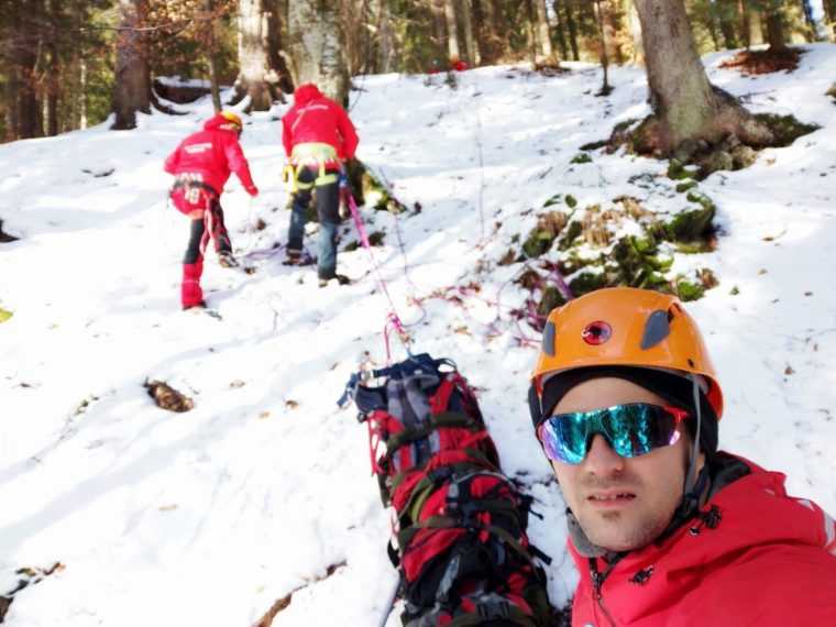 Turiști luați cu salvarea de la Voina