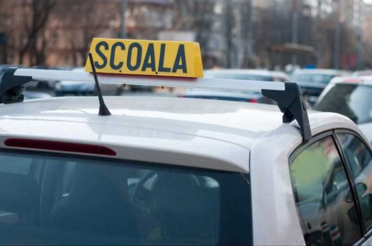 Noi reguli la examenul auto. Cine poate lua permisul fără proba teoretică
