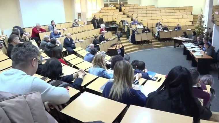 Contre pe subiectul majorării taxelor între consilierii PSD și ai PNL în legislativul piteștean. Până la urmă au votat că…nu au avut ce face