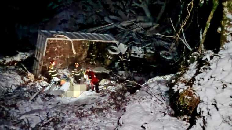 Sibiu: camion cu lemne prăbușit într-o râpă de 170 de metri, doi oameni și-au pierdut viața