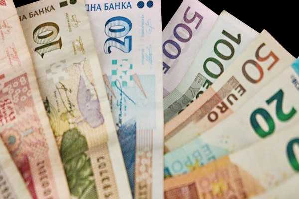 Bulgaria spune adio levei la miezul nopții: intrarea în zona euro stârnește teamă și proteste