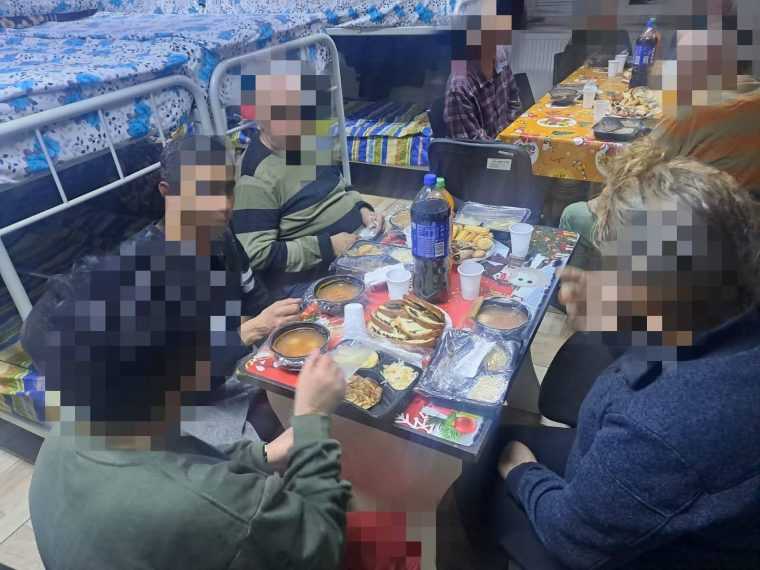 Masă festivă și cadouri și pentru oamenii fără adăpost din Pitești