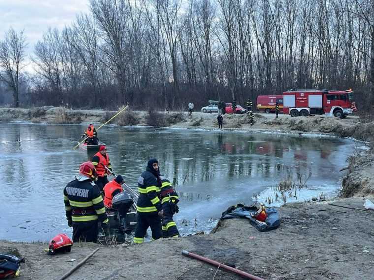 Doi pescari din Argeș au căzut în râul Olt, la Dobroteasa. Manevre de resuscitare
