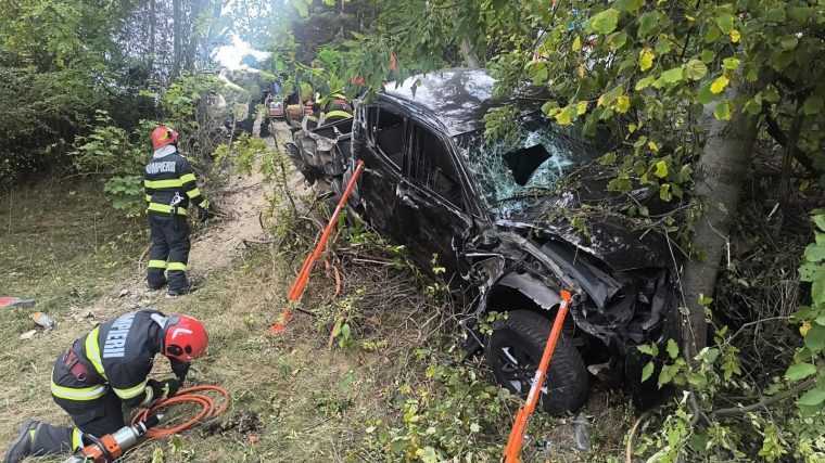 O familie s-a răsturnat cu mașina în râpă la Dâmbovicioara