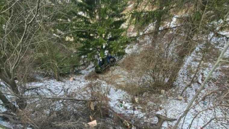 Argeș: O mașină a căzut într-o prăpastie de aproximativ 10 metri. Un minor de 15 ani a fost rănit