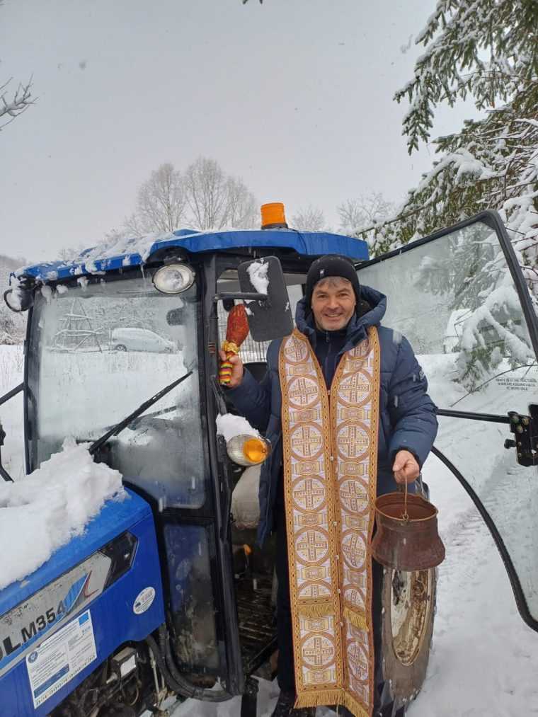 Preotul argeșean Bogdan Lupu merge cu tractorul la casele oamenilor