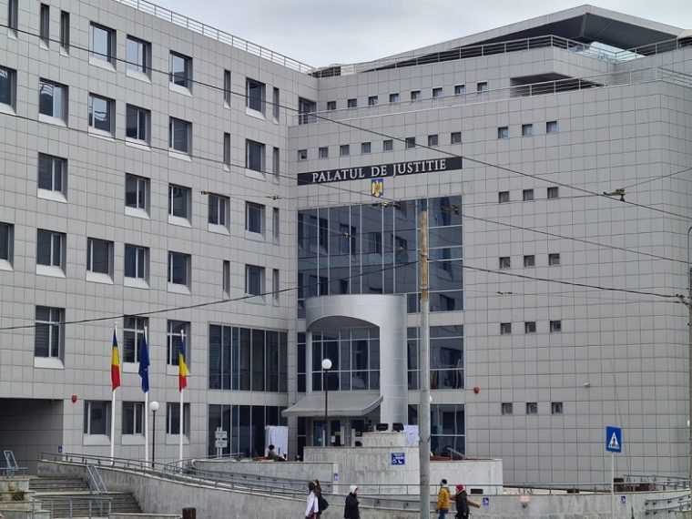 Sentință strigătoare la cer la Iași: bătaia tatălui asupra fiicei considerată „în interesul copilului”