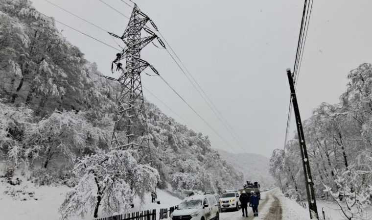 În zona Apuseni, 2.500 de utilizatori stau de vineri fără energie electrică