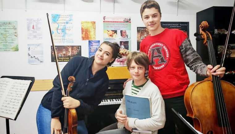 Trei tineri talentaţi au format o nouă trupă la Filarmonica Piteşti