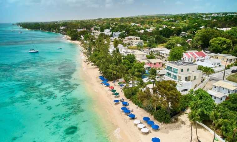 Moda periculoasă în vacanță: purtarea hainelor de camuflaj în Caraibe poate costa cât o excursie întreagă