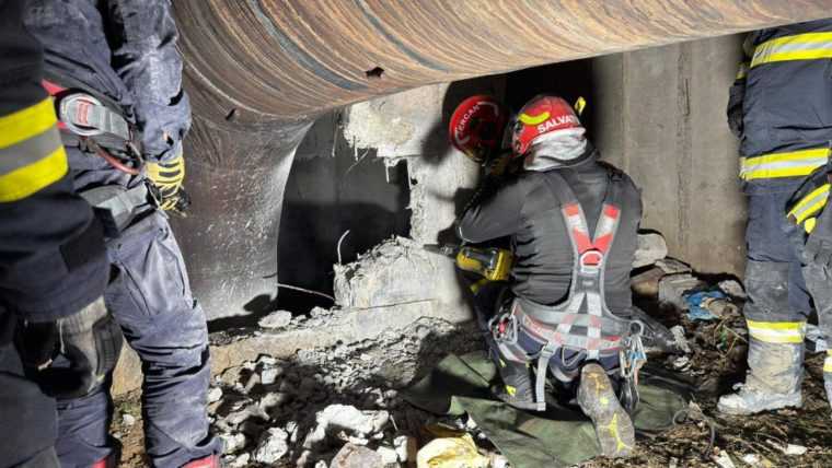 Un tânăr a stat blocat 48 de ore într-un canal până trecătorii i-au auzit țipetele